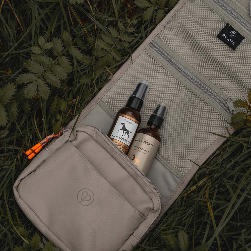 Reisetasche für Hunde mit LILA LOVES IT Pflegeprodukten.