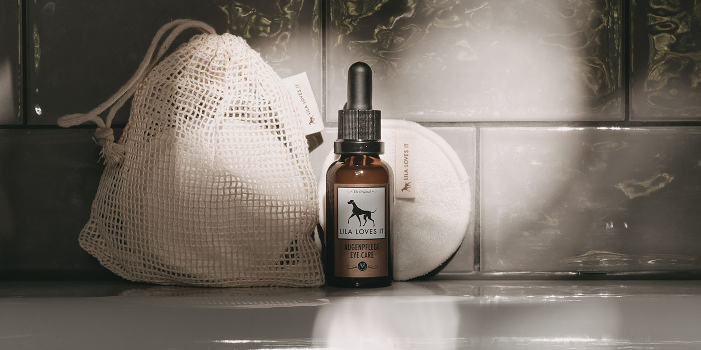 Augenpflege für Hunde mit Cleanies in Badezimmer